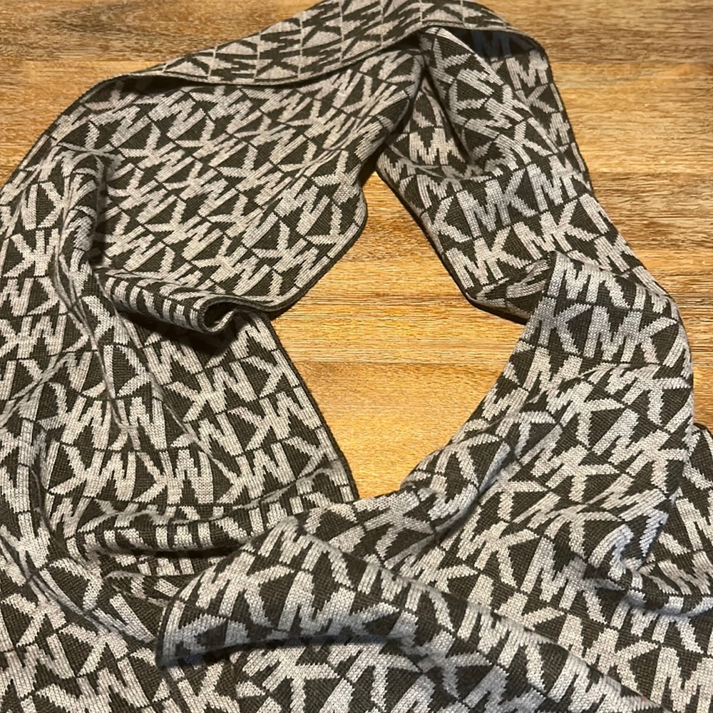 Michael Kors neck scarf